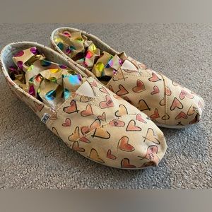 Toms women’s classic hearts Valentine’s Day Print alpargata - size 7.5